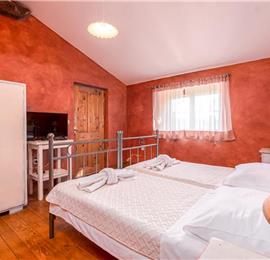 3 Bedroom Villa with Pool near Labin, Sleeps 6-8